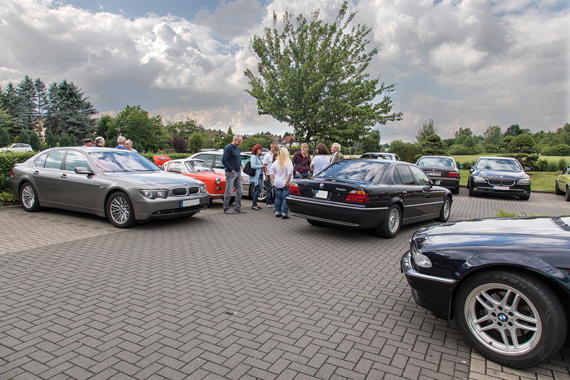 Rhein-Ruhr-Stammtisch im Juli 2017: Das Goggomobil von Ralf ('asc-730i') setzte einen Farbtupfer auf dem 7er Parkplatz.