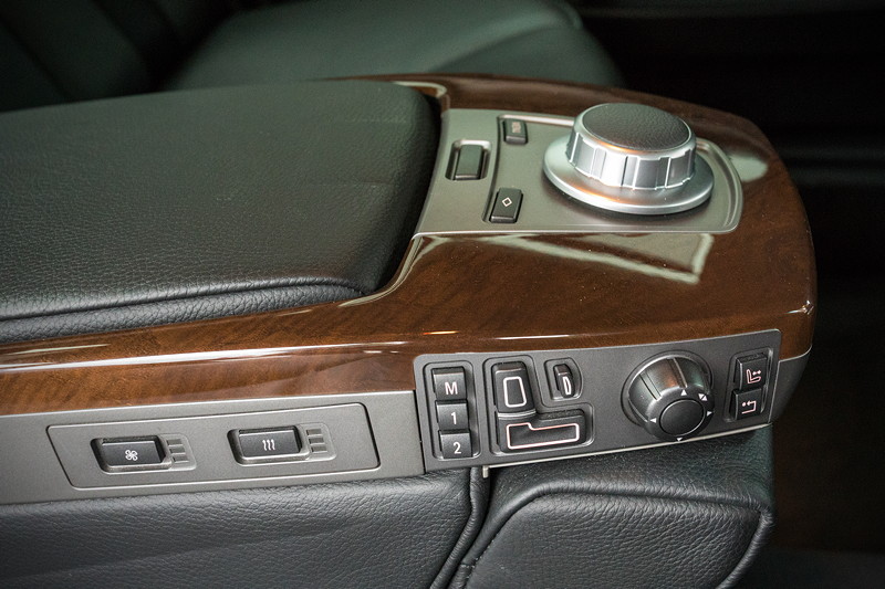 BMW 750Li (E66), Mittelablage im Fond mit iDrive Controller und Tasten fr Sitzverstellung, Sitzheizung und Sitzbelftung