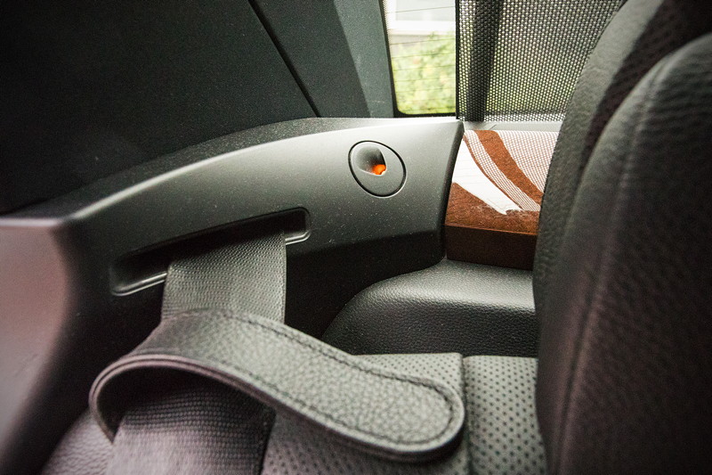 BMW 750Li (E66) von Renate ('Renate') und Matthias ('Telekom-iker'), Gurt-Fhrung im Fond, passive rote Beleuchtung