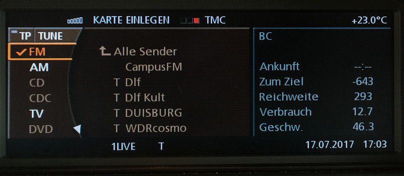 BMW 750Li (E66) von Renate ('Renate') und Matthias ('Telekom-iker'), Bord-Bildschirm unter einer 'Hutze'