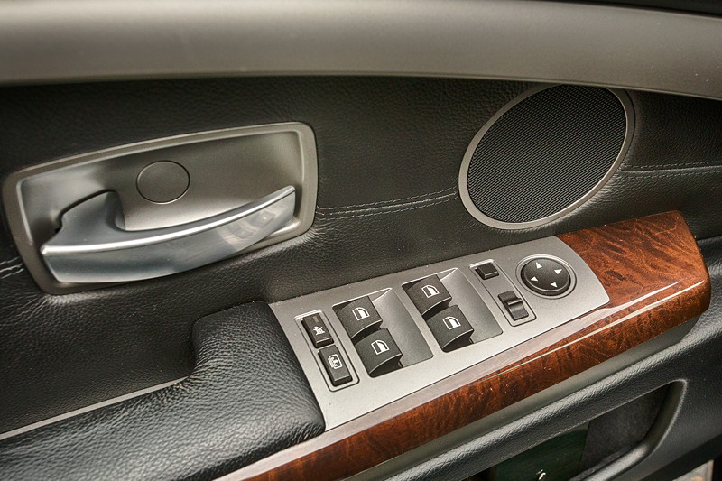 BMW 750Li (E66), Tr vorne mit Trffner, Lautsprecher und Tasten zur Spiegelverstellung und Fensterheber