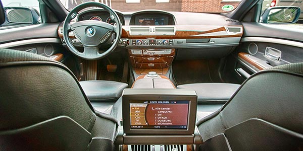 BMW 750Li (E66) von Renate ('Renate') und Matthias ('Telekom-iker'), Bord-Bildschirm auch für die Fond-Passagiere
