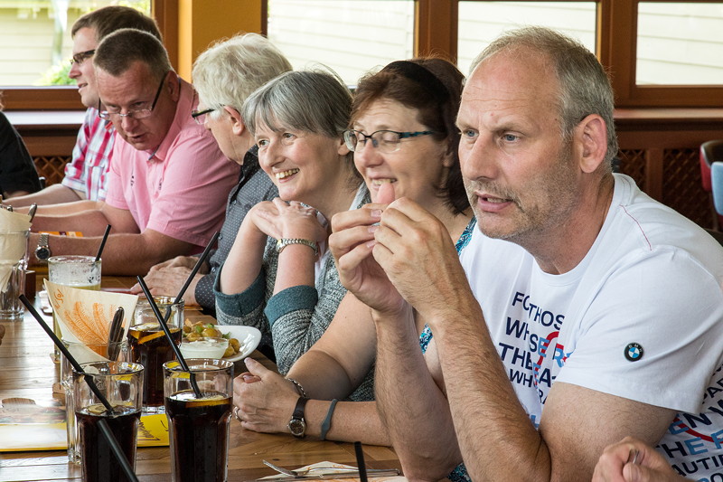 Rhein-Ruhr-Stammtisch im August 2017, vorne Holger ('Holger 1965') mit Frau