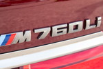 20 Jahre BCD Treffen: BMW M760Li xDrive M Performance (G12), Schriftzug in cerium grey, sichtbar angegriffen.