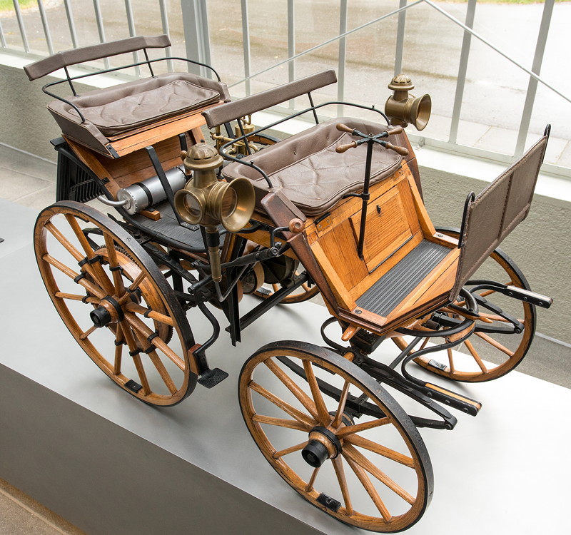Die erste Motorkutsche der Welt als Exponat in der Gottlieb-Daimler-Ged�chtnisst�tte.