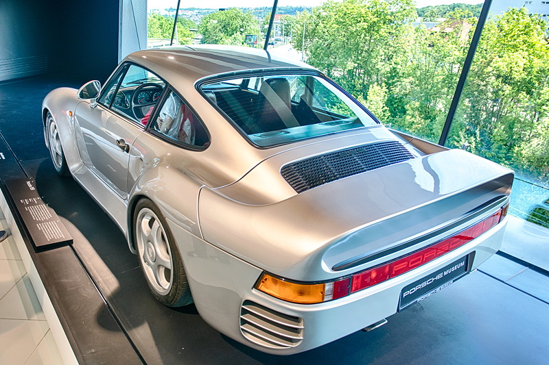 Porsche Museum in Stuttgart-Zuffenhausen: Porsche 959, Baujahr: 1988, 6-Zylinder-Turbo Motor mit 450 PS.