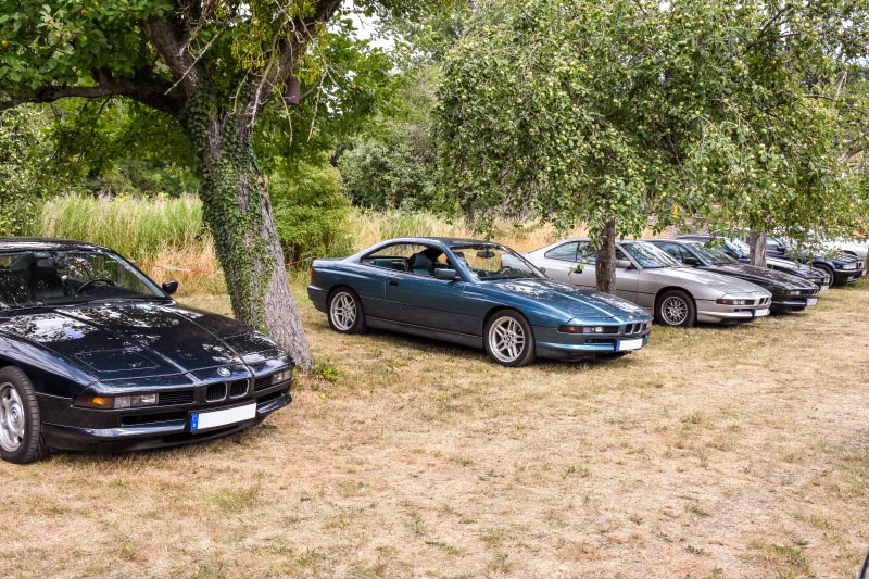 BMW 8er-Reihe am Parkplatz in Offenbach