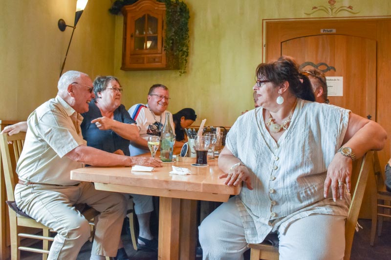  7er-S�dhessenstammtisch meets 8-Series Club. Fachsimpeln in der K�sm�hle in Offenbach.