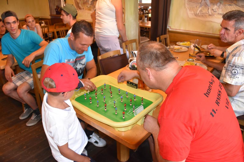 7er-S�dhessenstammtisch meets 8-Series Club. 8er-Club-Tradition: Deathmatch-Wette: 8-Zylinder oder 12-Zylinder.