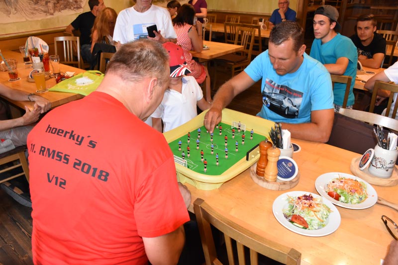 7er-S�dhessenstammtisch meets 8-Series Club. 8er-Club-Tradition: Deathmatch-Wette: 8-Zylinder oder 12-Zylinder.