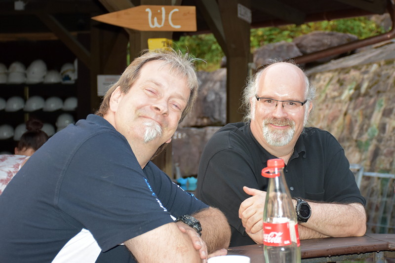 Grill-Stammtisch im Juli 2018: Arnold ('Arnold69') und Rhein-Ruhr-Stammtisch-Organisator Volker ('CountZero')