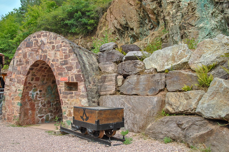 Grill-Stammtisch im Juli 2018: Eingang per Rundbogen in die Grube Wilhelmine in Sommerkahl