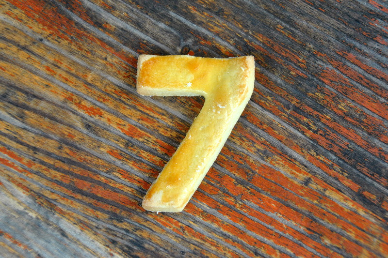 Grill-Stammtisch im Juli 2018: Christiane backte Kekse in Form einer '7' f�r die Teilnehmer.