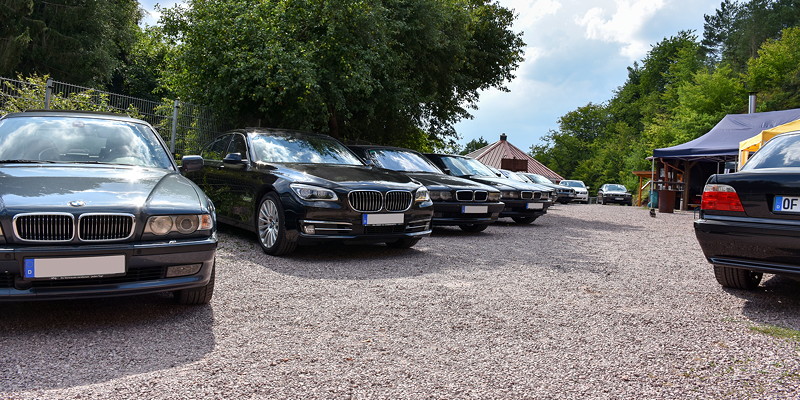 Grill-Stammtisch im Juli 2018: Teilnehmerfahrzeuge auf dem Gel�nde des Bergwerks in Sommerkahl