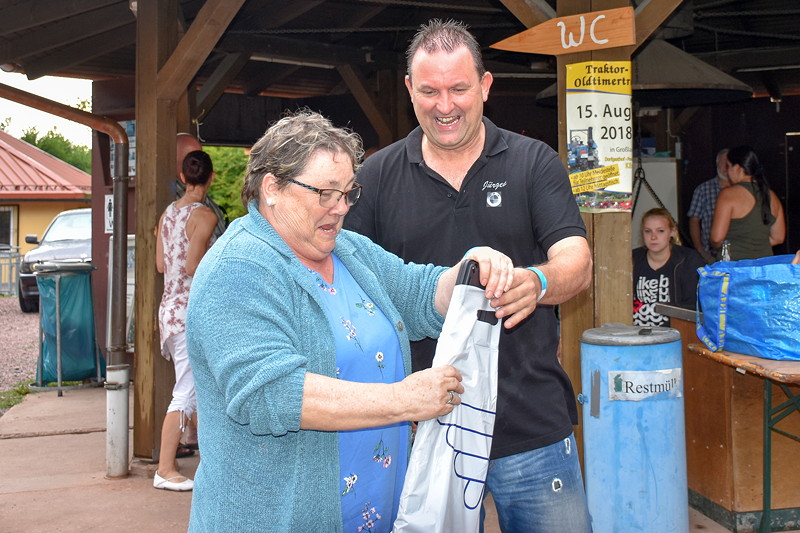 Grill-Stammtisch im Juli 2018: Anneliese gewann Kennzeichenhalter bei der Tombola
