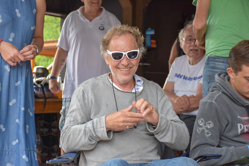 Grill-Stammtisch im Juli 2018: Roland ('roland1') hatte heute die weiteste Anreise. In der Tombola gewann er eine Sonnenbrille.