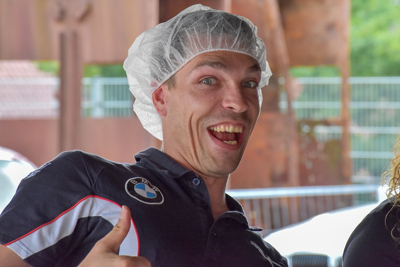 Grill-Stammtisch im Juli 2018: Martin ('WilliWuff') mit Hygiene Haube, als Vorbereitung zur Bergwerksf�hrung