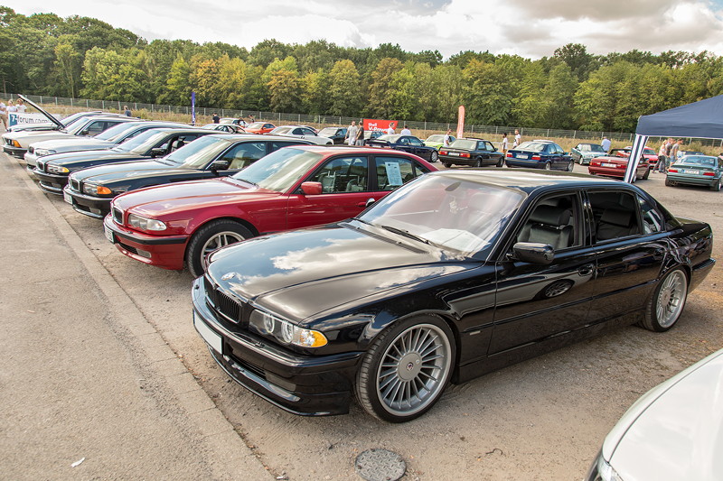Lange Reihe von 7er-BMWs auf dem Sarrbruchgelnde in Recklinghausen bei der BMW Scene Show 2018.