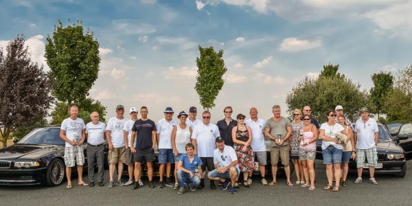 Gruppenfoto der BMW 7er-Fahrer beim BMW Treffen in Gießen-Lützellinden