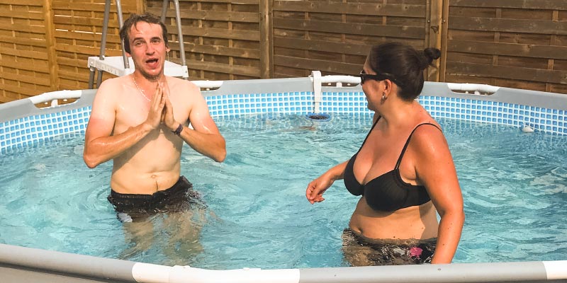 Poolparty bei Ralf ('Ralle735iV8') im Garten am Samstagabend, Daniel ('Swordy') und Ann-Kristin ('Rakete') im Pool.