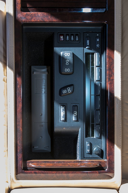 Rhein-Ruhr-Stammtisch im Oktober 2018: BMW L7 (E38) von Christian ('s2000silber'), Radiofernbedienung im Fond