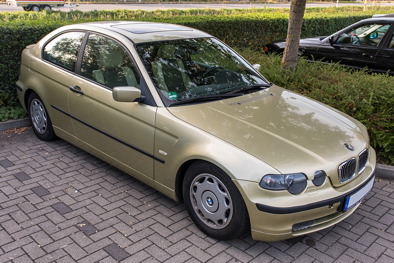Rhein-Ruhr-Stammtisch im Oktober 2018: Frank ('heliman4') kam mit einem neuen Alltagsfahrzeug, einem BMW 318Ti compact in pistaziengr�n.