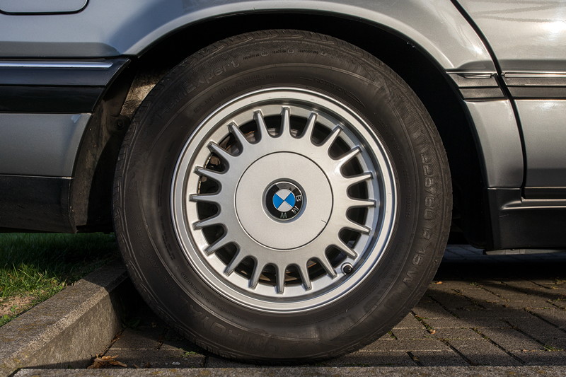 Rhein-Ruhr-Stammtisch im Oktober 2018, BMW 730i (V8, E32) von Eberhard ('ebbi'), Radv