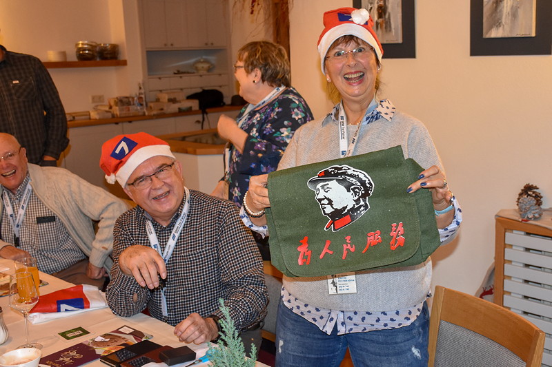 7er Sdhessen (Weihnachts-) Stammtisch im Dezember 2018: Karl-Heinz ('fuat') mit Frau Sigrid un ihrem Wichtelgeschenk