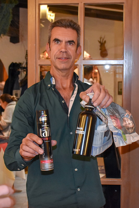 7er Sdhessen (Weihnachts-) Stammtisch im Dezember 2018: Jrg ('BMW joshi') mit seinem Wichtelgeschenk.