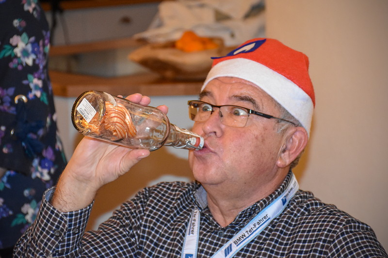 7er Sdhessen (Weihnachts-) Stammtisch im Dezember 2018: Karl-Heinz ('fuat') mit seinem Wichtelgeschenk.
