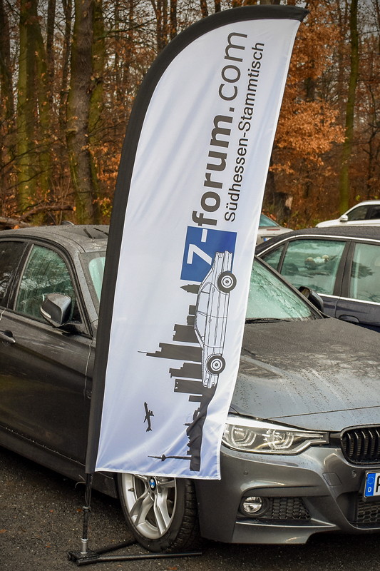 7er Sdhessen (Weihnachts-) Stammtisch im Dezember 2018: Stammtischbeflaggung auf dem Parkplatz.