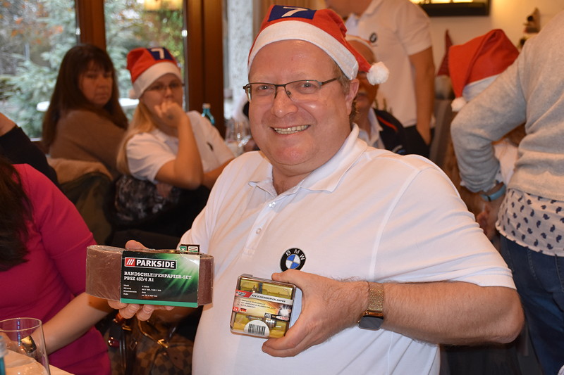7er Sdhessen (Weihnachts-) Stammtisch im Dezember 2018: Thomas ('sushi18') mit seinem Wichtelgeschenk.