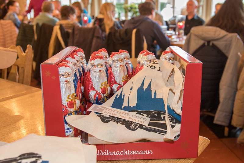 Rheinischer 7er Weihnachtsstammtisch im Dezember 2018: jeder Teilnehmer bekam einen Schoko-Weihnachtsmann im Forumsbeutel.
