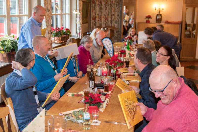 Rheinischer 7er Weihnachtsstammtisch im Dezember 2018: Mirko ('ML77') verteilte Schoko-Adventskalender an alle Stammtischler.