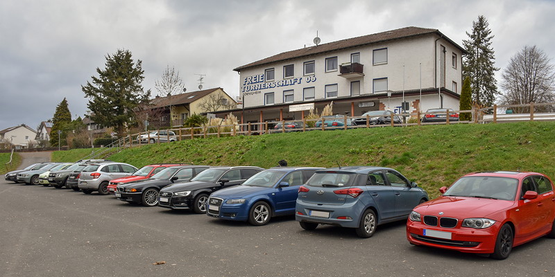 Sdhessen-Stammtisch im Mrz 2019: der Parkplatz war ausnahmsweise mit wenig 7er-BMWs gefllt.