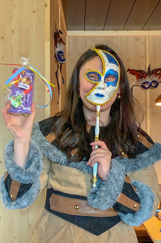 Sdhessen-Stammtisch im Mrz 2019: Molly im Kostm, hier mit Dianas Maske