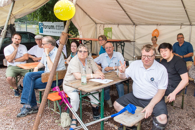 100. BMW 7er S�dhessen Stammtisch: Teilnehmer w�hrend der Begr��ung.