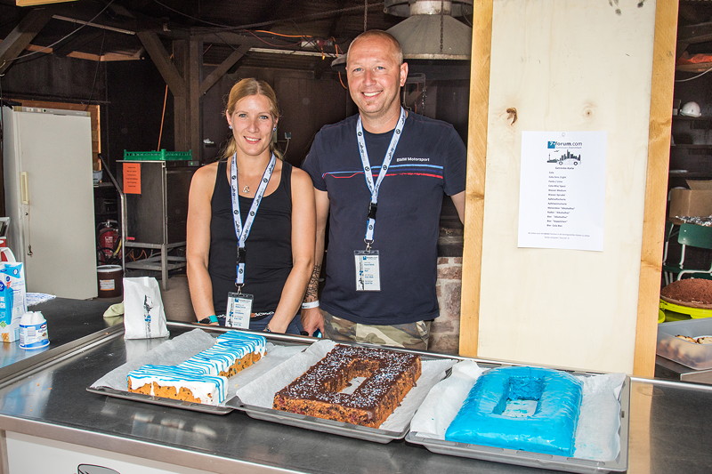 100. BMW 7er Sdhessen Stammtisch: Christiane und Ralf ('Ralle735iV8') haben einen 3-teiligen Jubilumskuchen .gebacken.