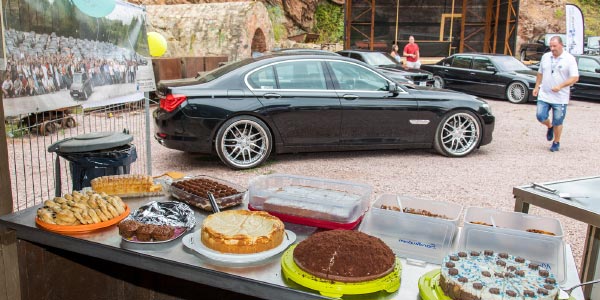 100. BMW 7er Südhessen Stammtisch: Kuchen-Buffet am Nachmittag, mitgebracht und gebacken von den Teilnehmern.