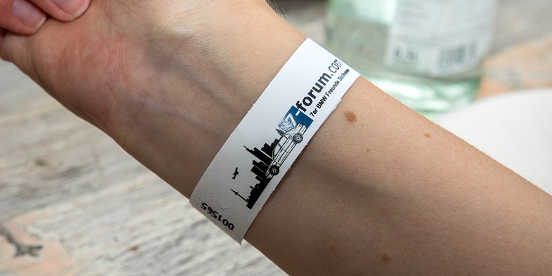 100. BMW 7er S�dhessen Stammtisch: jeder Teilnehmer bekam ein B�ndchen.