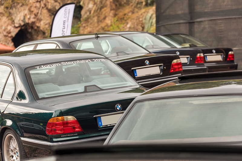 100. BMW 7er Sdhessen Stammtisch: BMW 7er (E38) Reihe vor dem Kupferbergwerk 'Grube Wihelmine' in Sommerkahl.