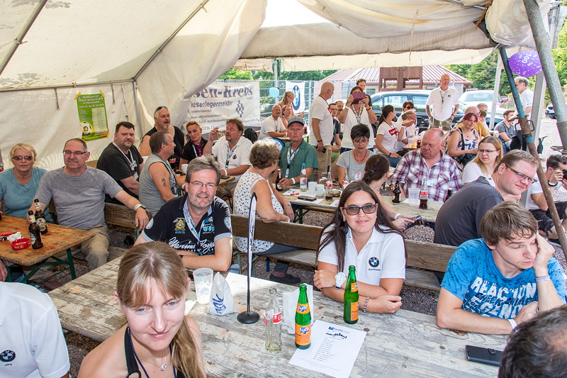 100. BMW 7er S�dhessen Stammtisch: Zuschauer bei der Falkner Show.