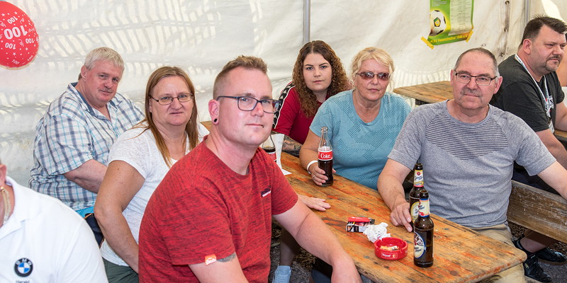 100. BMW 7er S�dhessen Stammtisch: Martin ('Martin Thoma') mit Sybille, Bastian ('Bavaria7') und Familie 'Wuff' (v.l.)