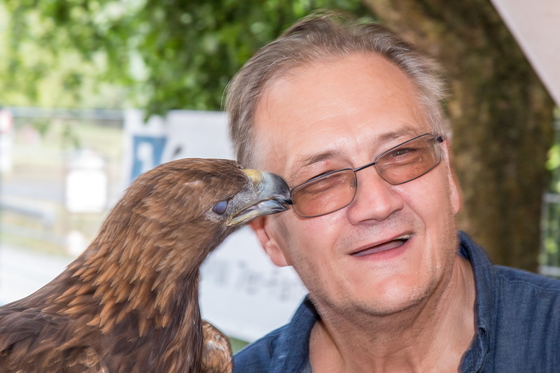 Attila schnappte nach Wilfrieds Brille, die schliesslich fiel und kaputt ging.