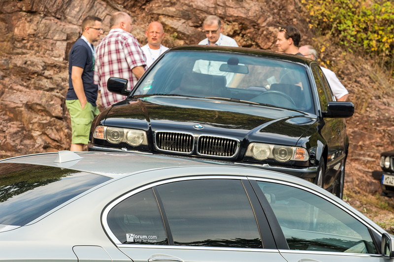 100. BMW 7er Sdhessen Stammtisch: Fahrzeugschau auf dem Stammtisch-Parkplatz.