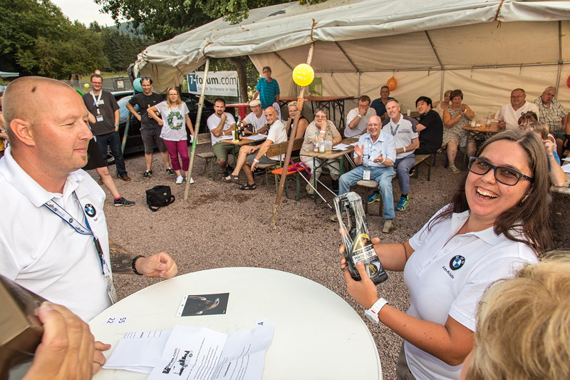 Tombola am Nachmittag: Sternfahrt-Organisatorin Ann-Kristin ('Rakete') gewann einen Preis - bergeben von Ralf ('Ralle735iV9')
