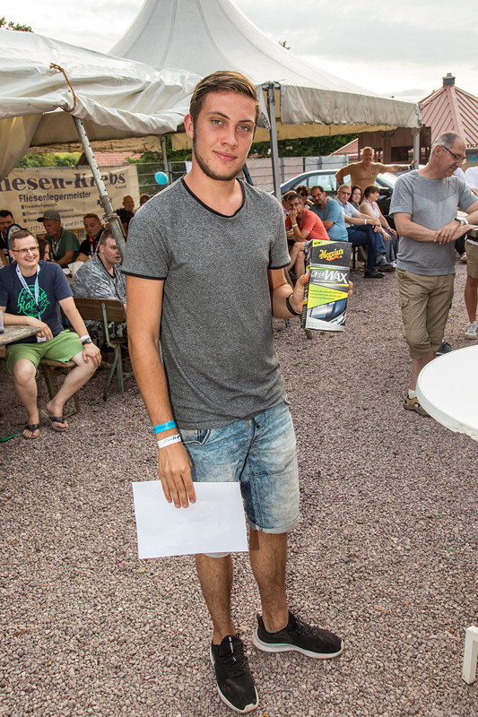 100. BMW 7er S�dhessen Stammtisch: Adrian ('Aedken') gewann einen Preis in der Tombola.