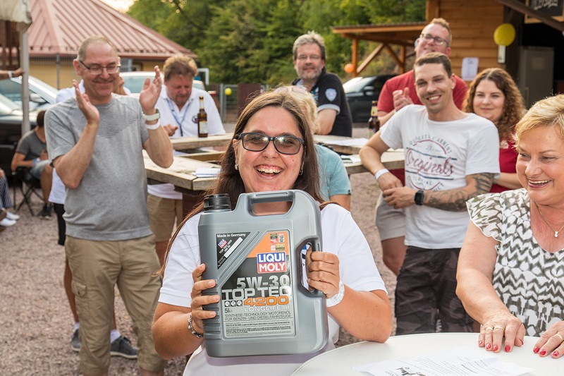 100. BMW 7er S�dhessen Stammtisch: Ann-Kristin ('Rakete') kam bei der Tombola gleich zweimal zum Preisabholen nach vorne.