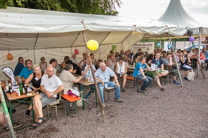 100. BMW 7er S�dhessen Stammtisch: Teilnehmer unterm Zelt-Pavillon w�hrend der Tombola.