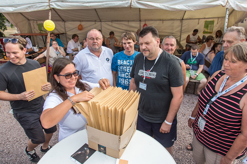 Ann-Kristin ('Rakete') �bergab Sternfahrtunterlagen an die teilnehmenden Sternfahrer